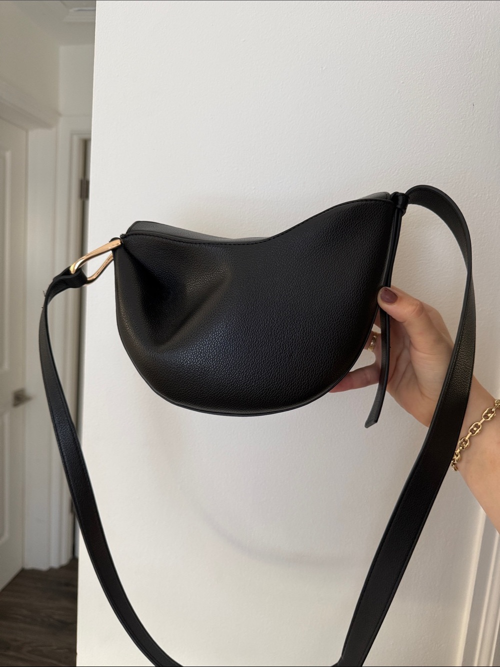 Classic Black Crossbody Shoulder Bag - Brand Unknown